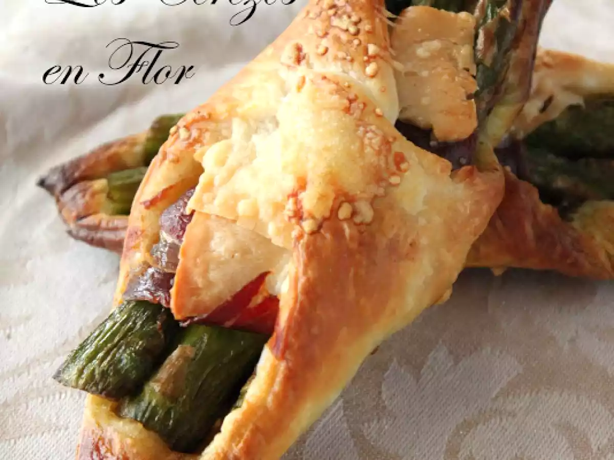 Cocotte de huevos, jamón y espárragos y sábanas de espárragos con queso Patamulo