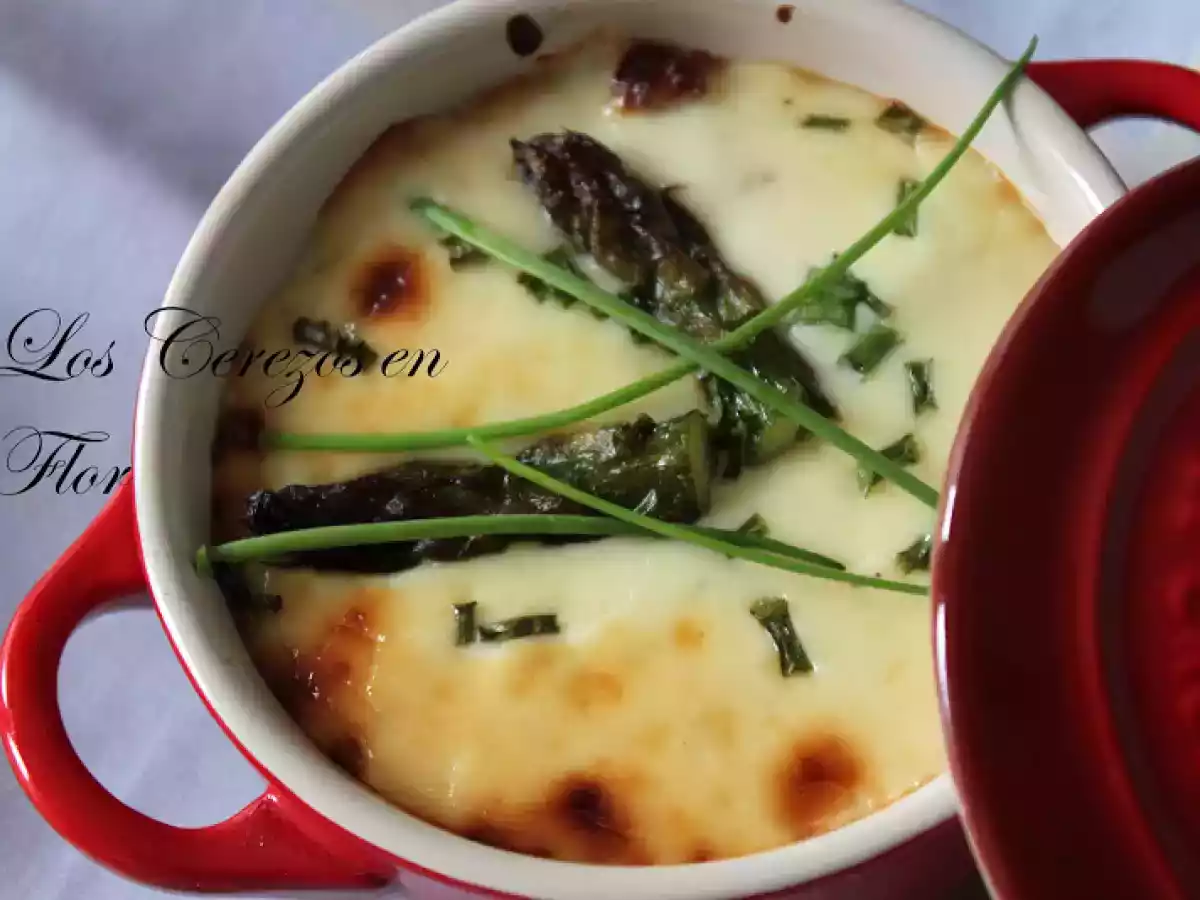 Cocotte de huevos, jamón y espárragos y sábanas de espárragos con queso Patamulo - foto 2