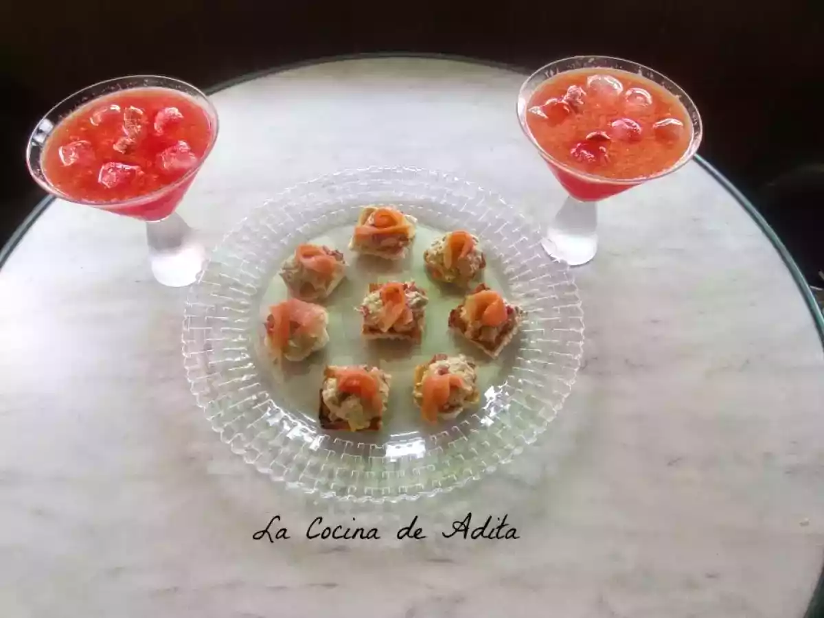 Cóctel con canapés de aguacate y bonito