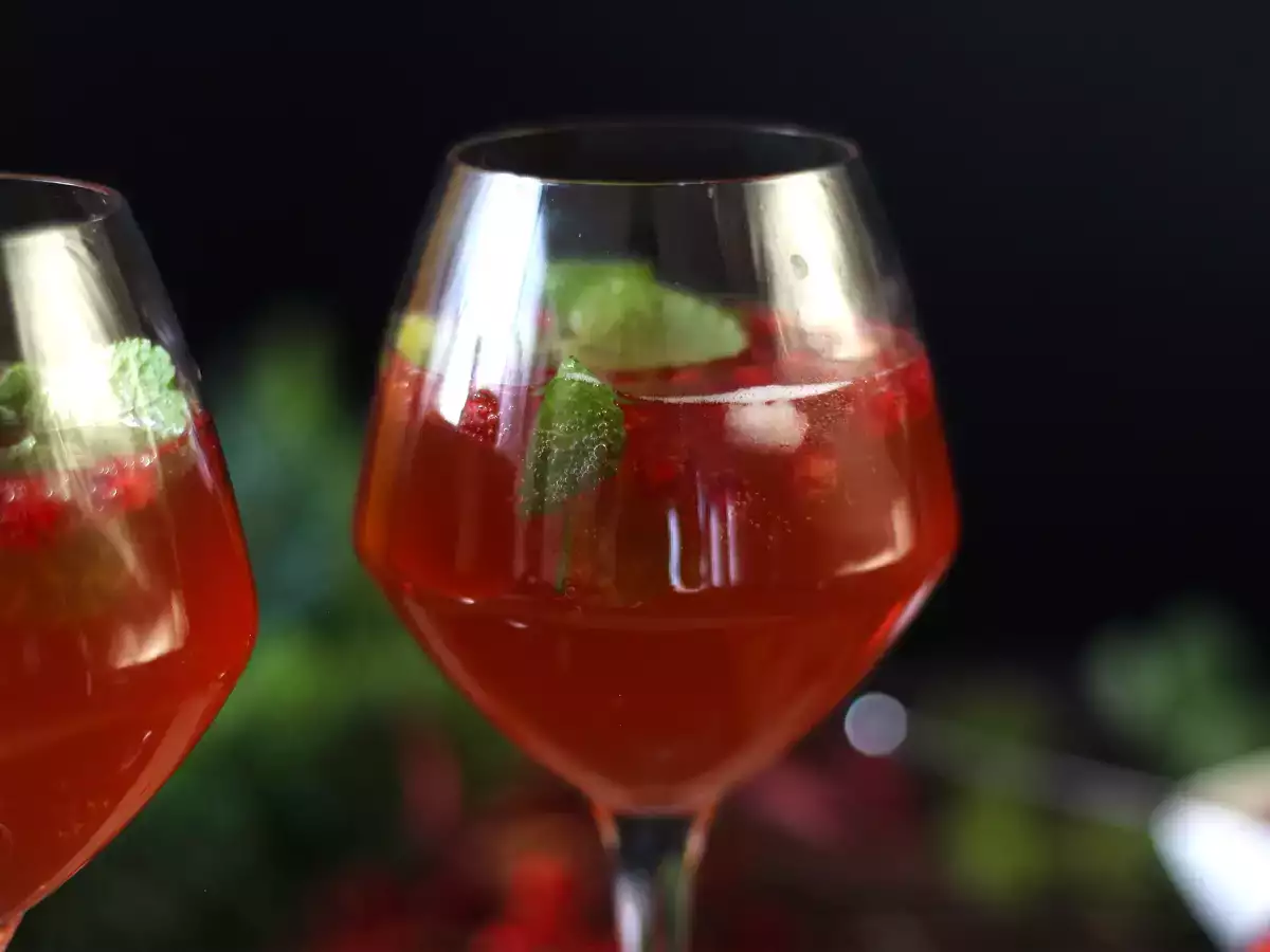 Cóctel festivo, Spritz servido en una bola de Navidad - foto 5