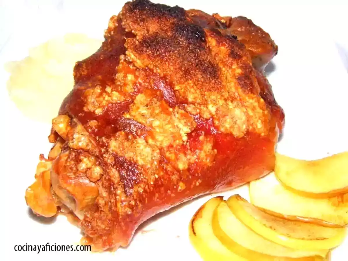 Codillo de cerdo al horno acompañado de Pure de patata, salsa de mostaza y manzana a la plancha