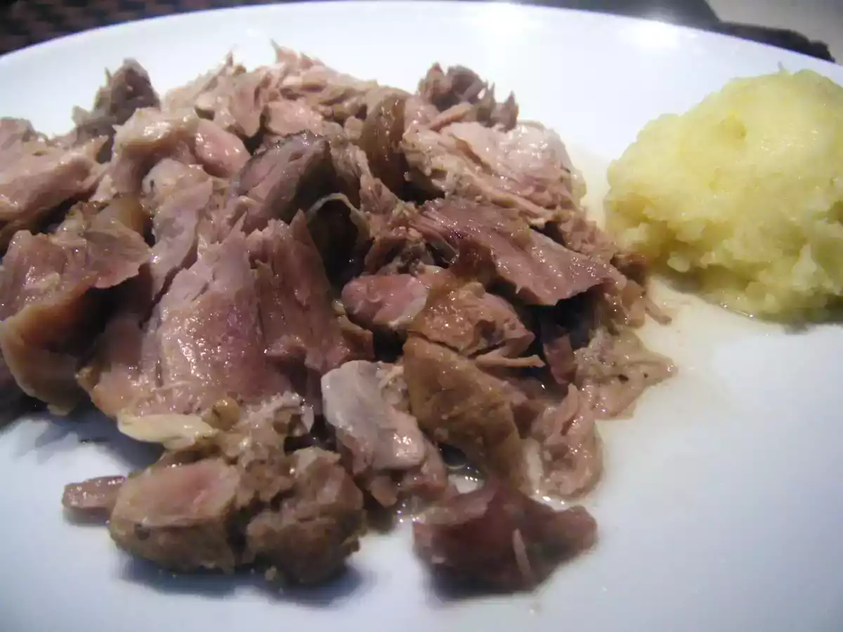 Codillo de cerdo con pure de patatas al queso