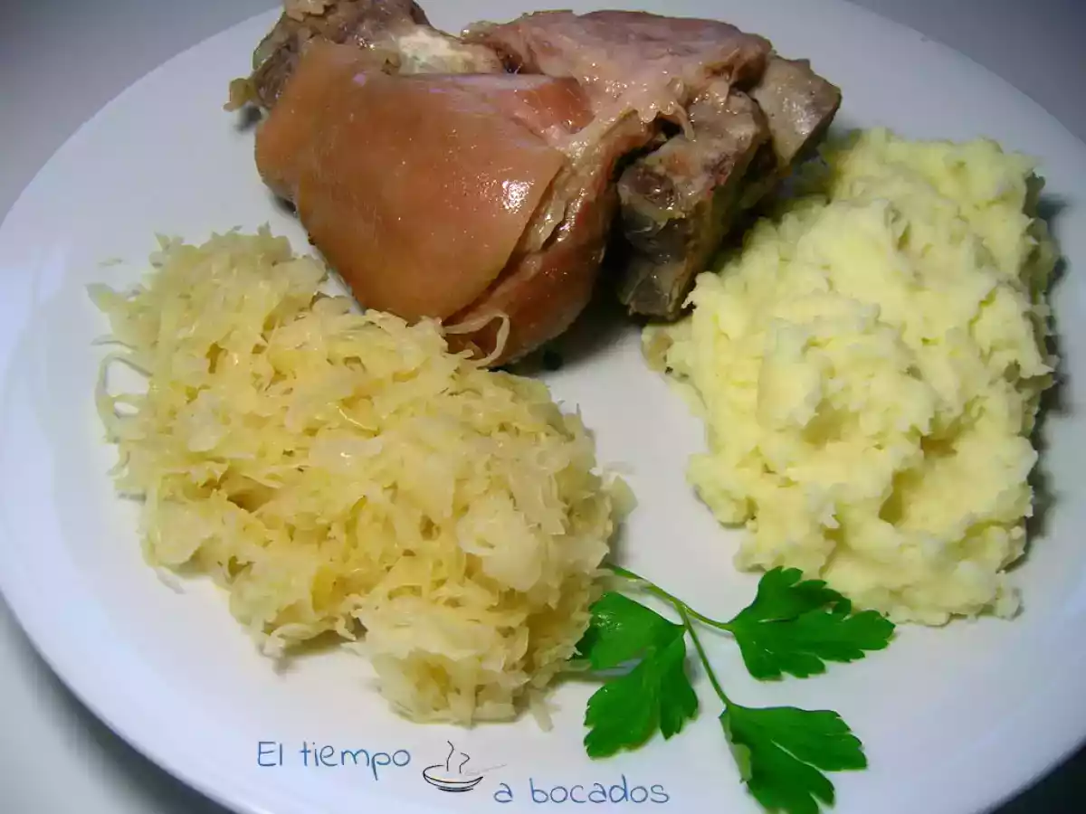Codillo estilo alemán con chucrut
