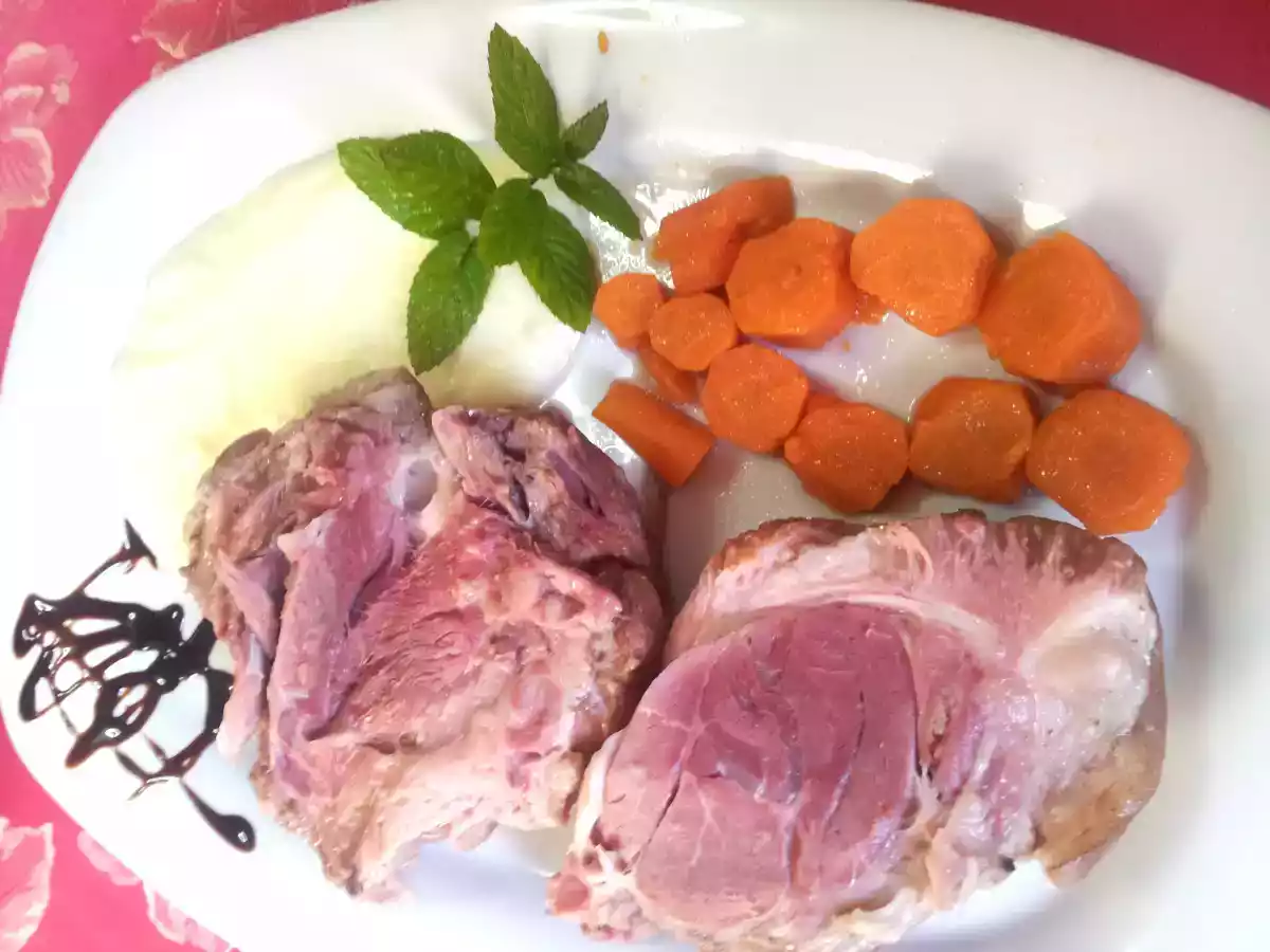 Codillo guisado con pure de patatas