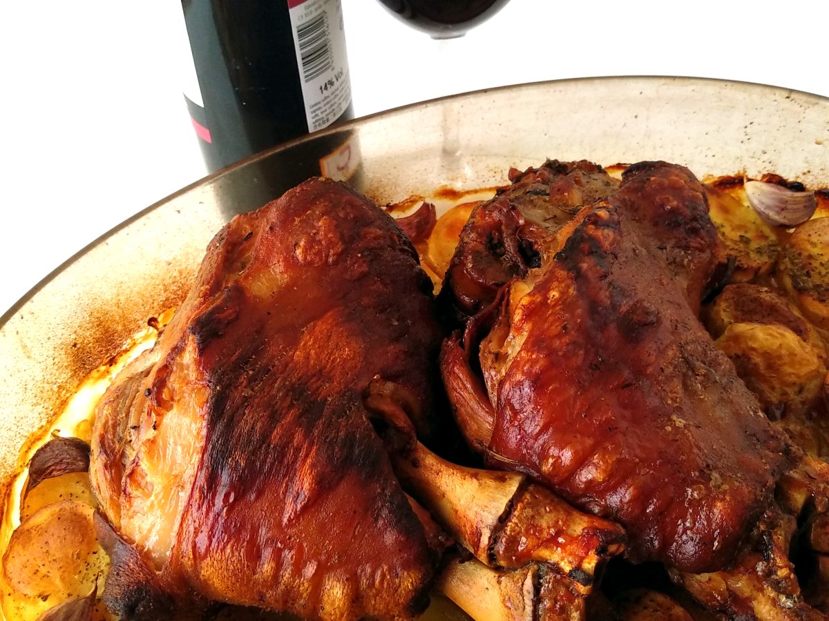 Receta de codillos de cerdo al horno con patatas