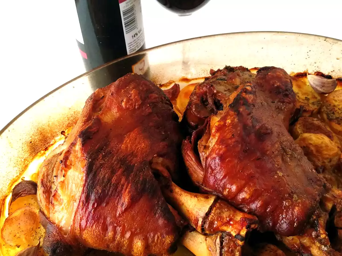 Codillos de cerdo al horno con patatas - foto 2
