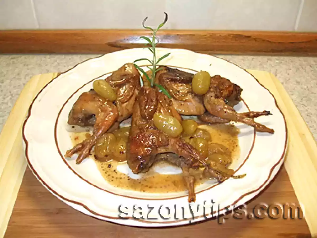Codornices en salsa de uva