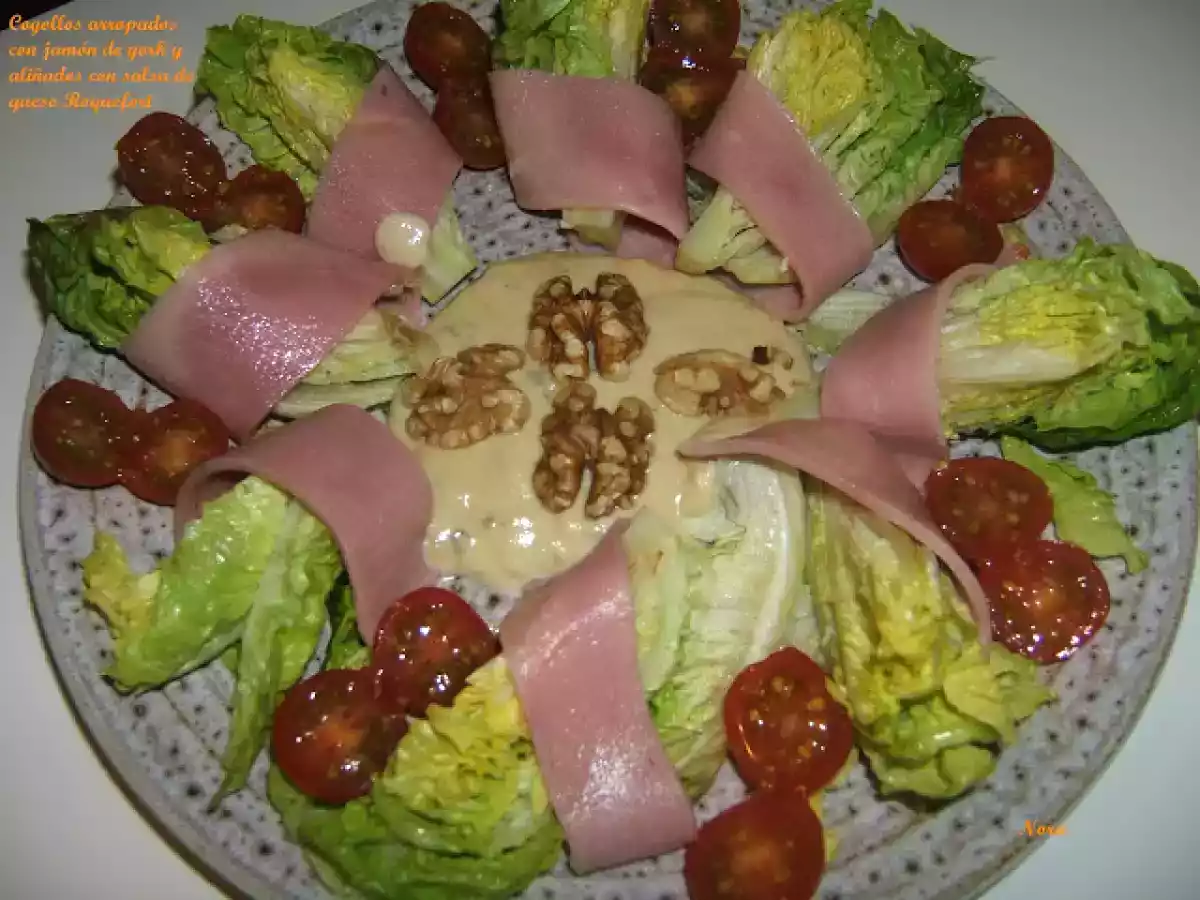 Cogollos arropados con jamón de york y aliñados con salsa de queso Roquefort