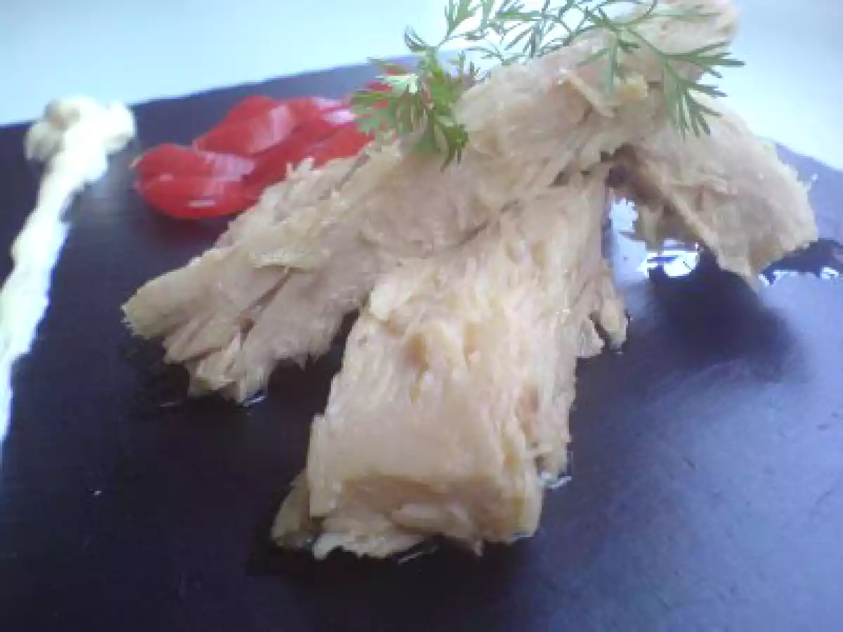 Cogote de Bonito con mayonesa y cebolla roja