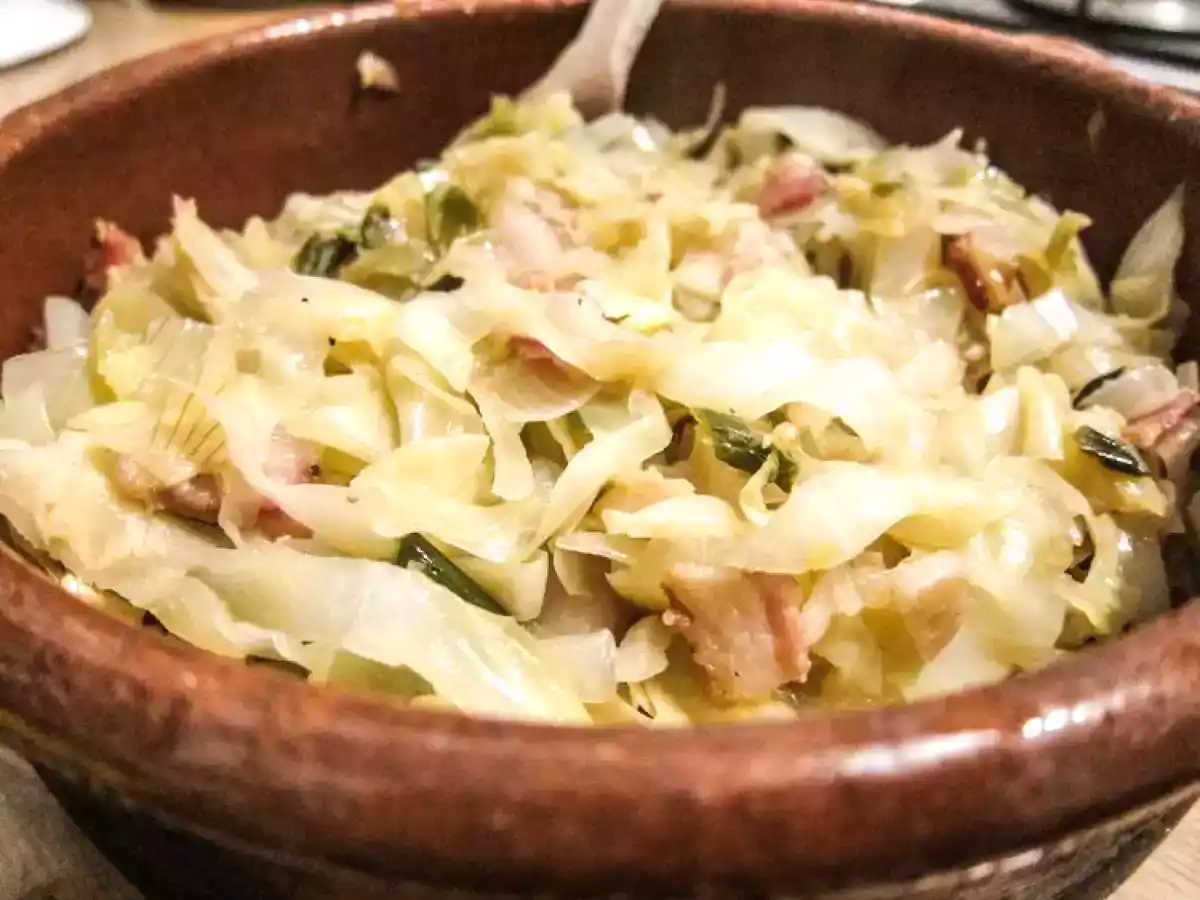 Col guisada con bacon y comino