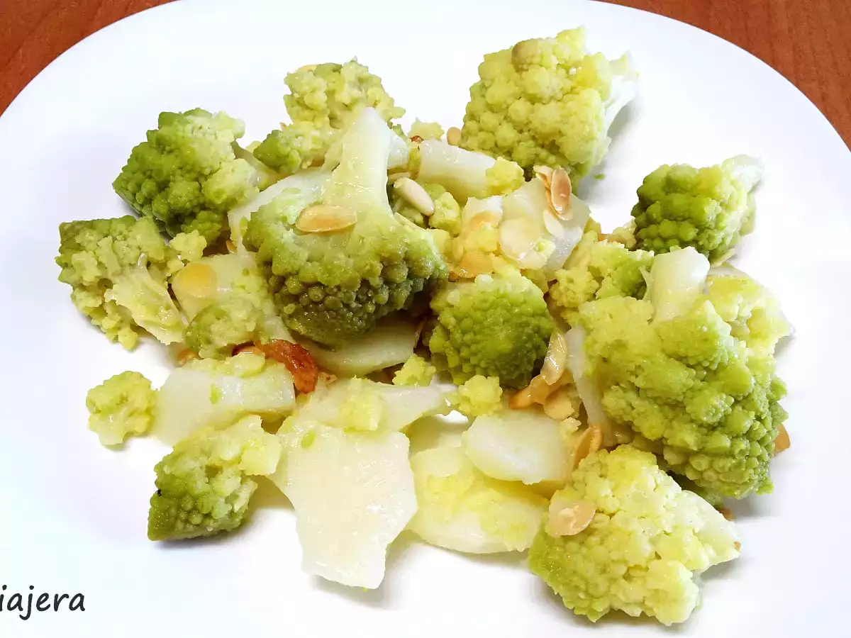 Col romanesco con piñones y almendras