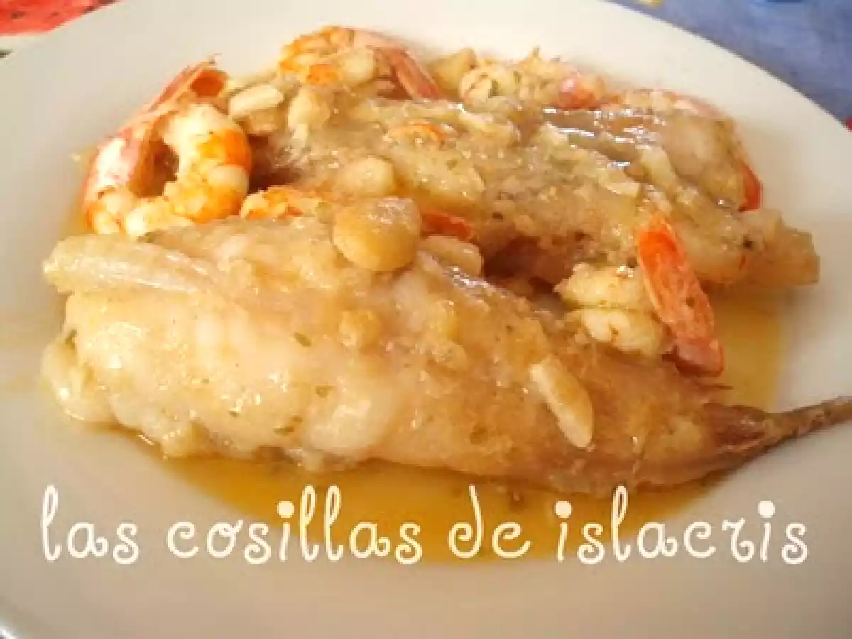 Colas de rape con gambones en salsa de almendras