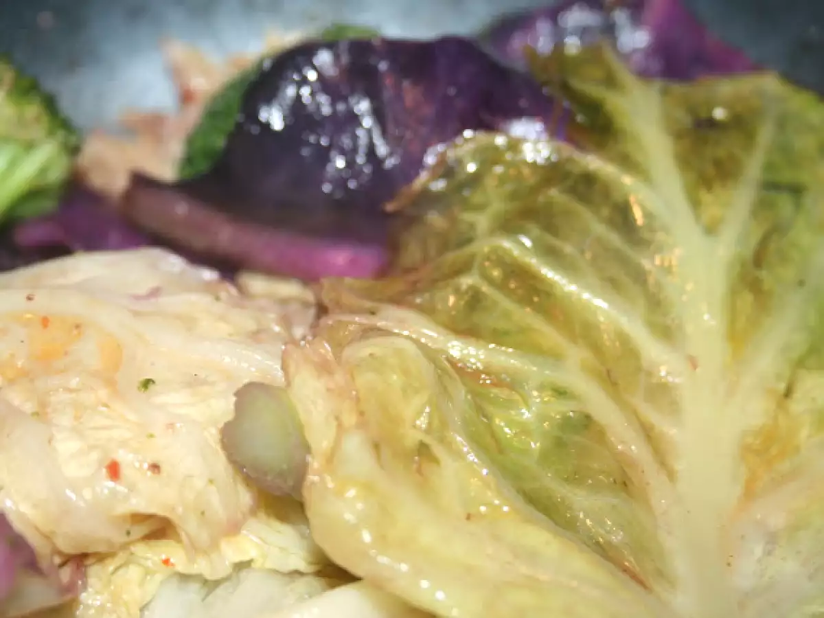 Coles salteadas con mantequilla de anchoas