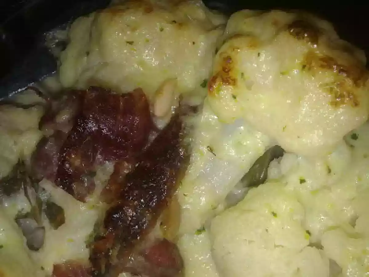 Coliflor con jamón ibérico y piñones