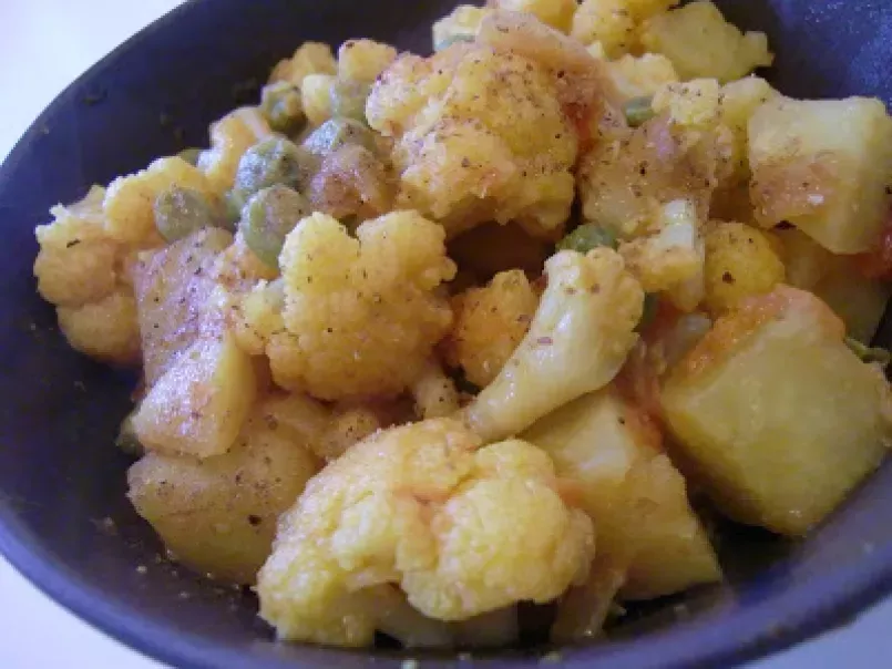 Coliflor con patatas y guisantes/ Aloo gobi aur mater