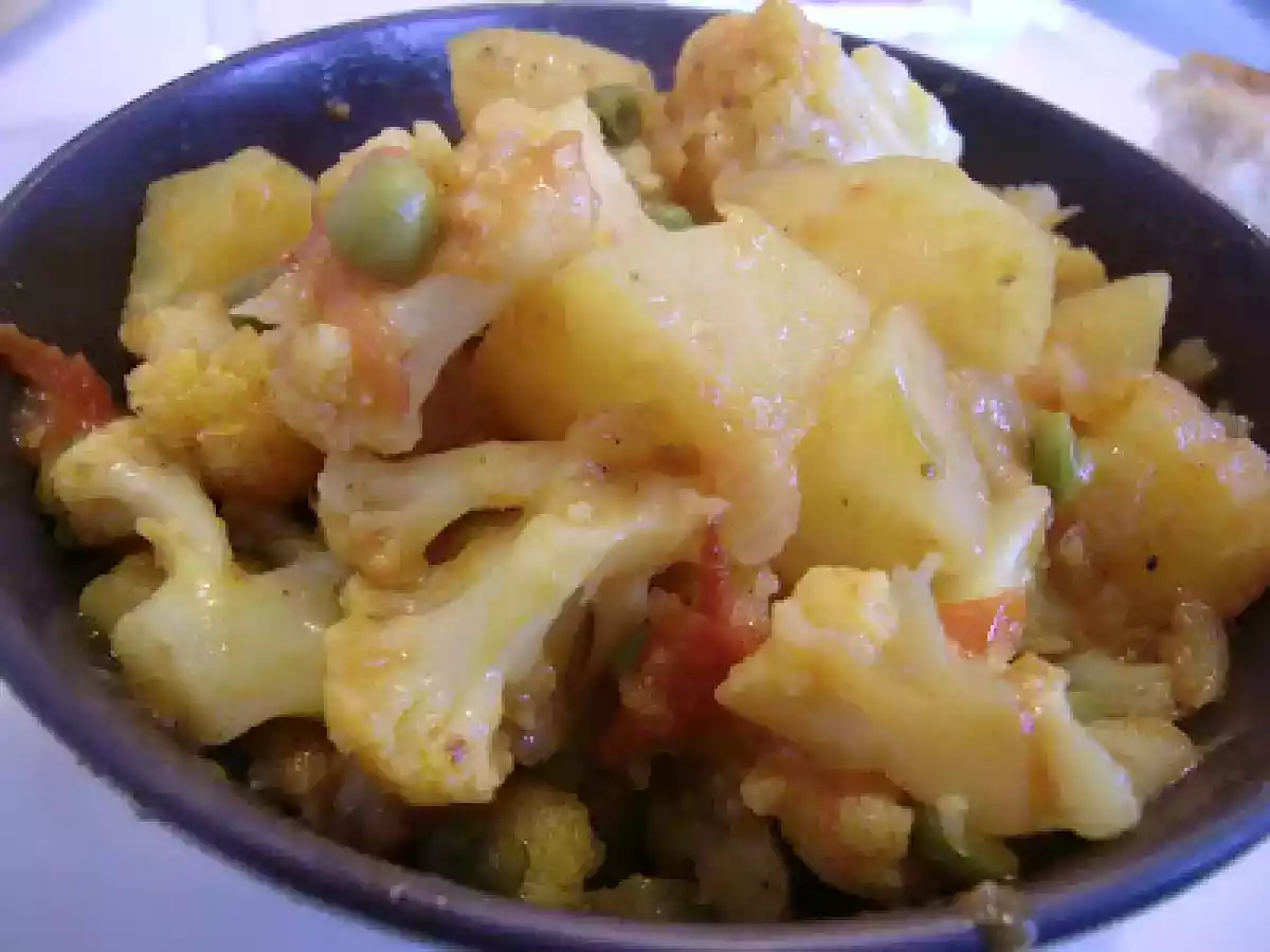 Coliflor con patatas y guisantes/ Aloo gobi aur mater - foto 2