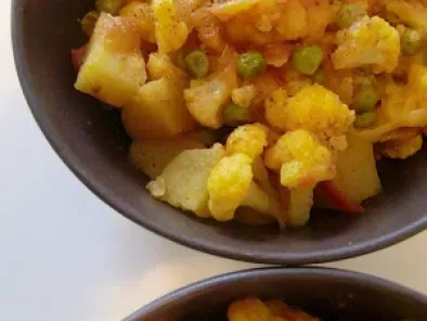 Coliflor con patatas y guisantes/ Aloo gobi aur mater - foto 3