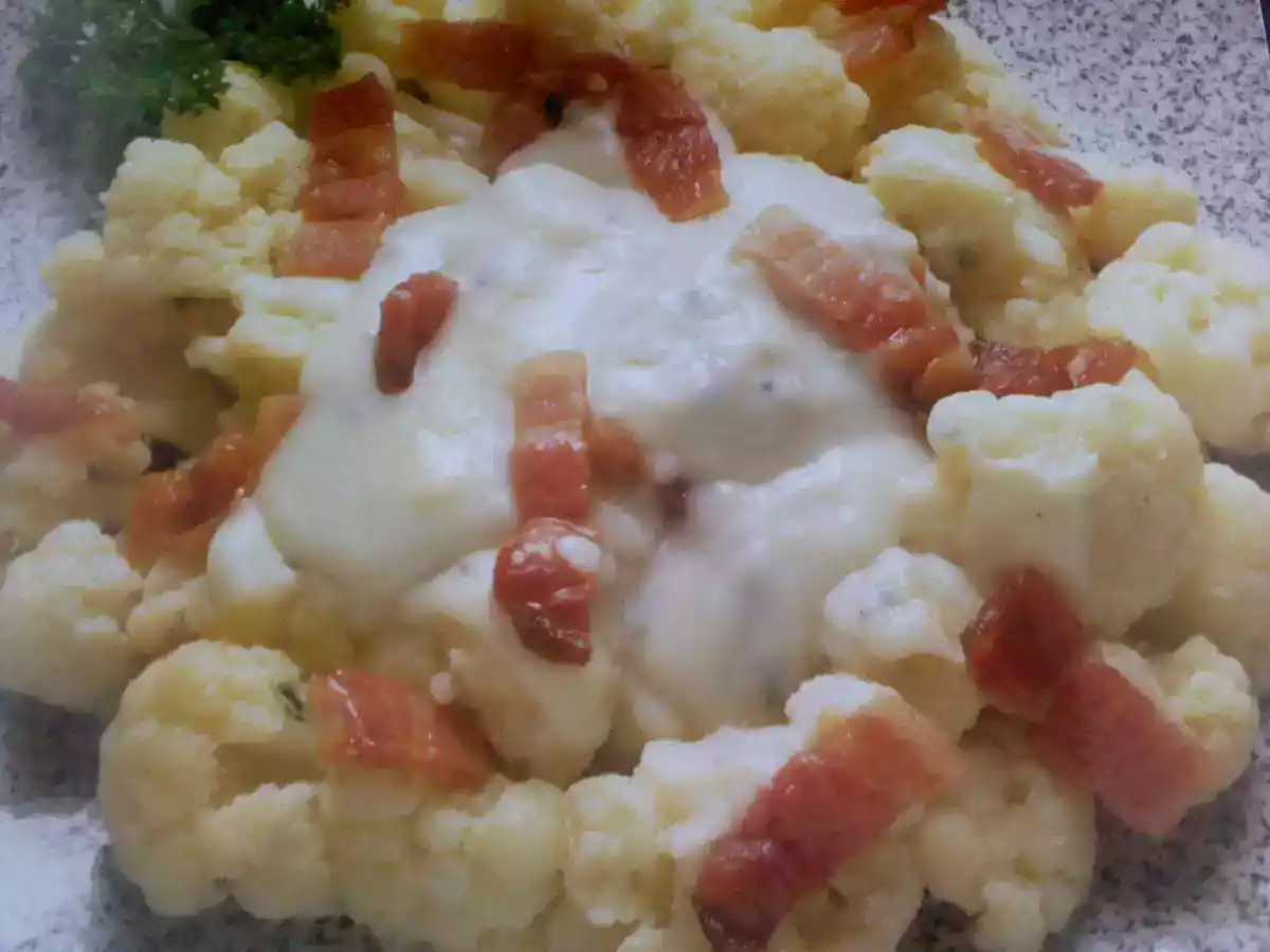 Coliflor con salsa blanca y bacon