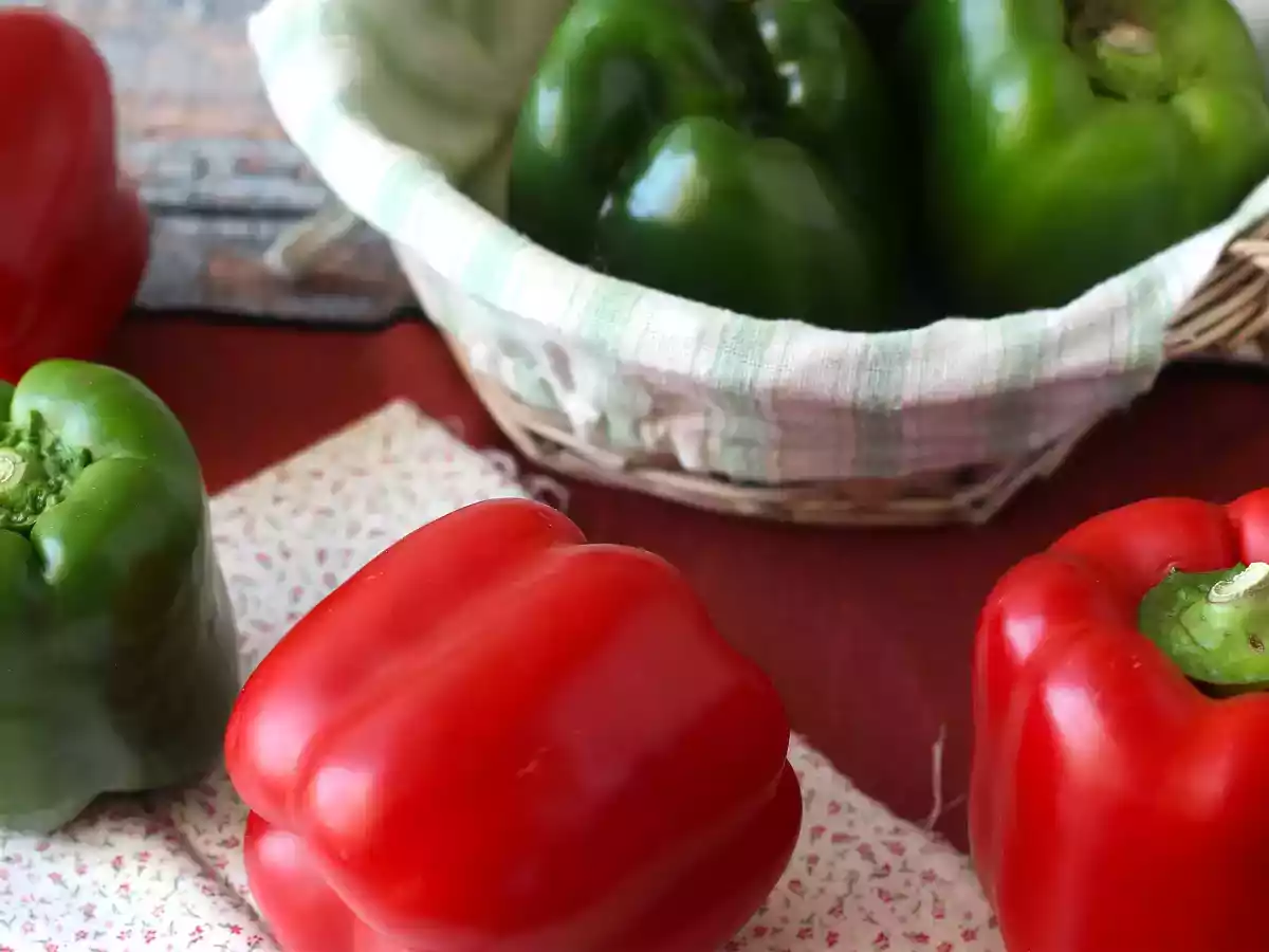 ¿Cómo asar y pelar pimientos en la sartén?