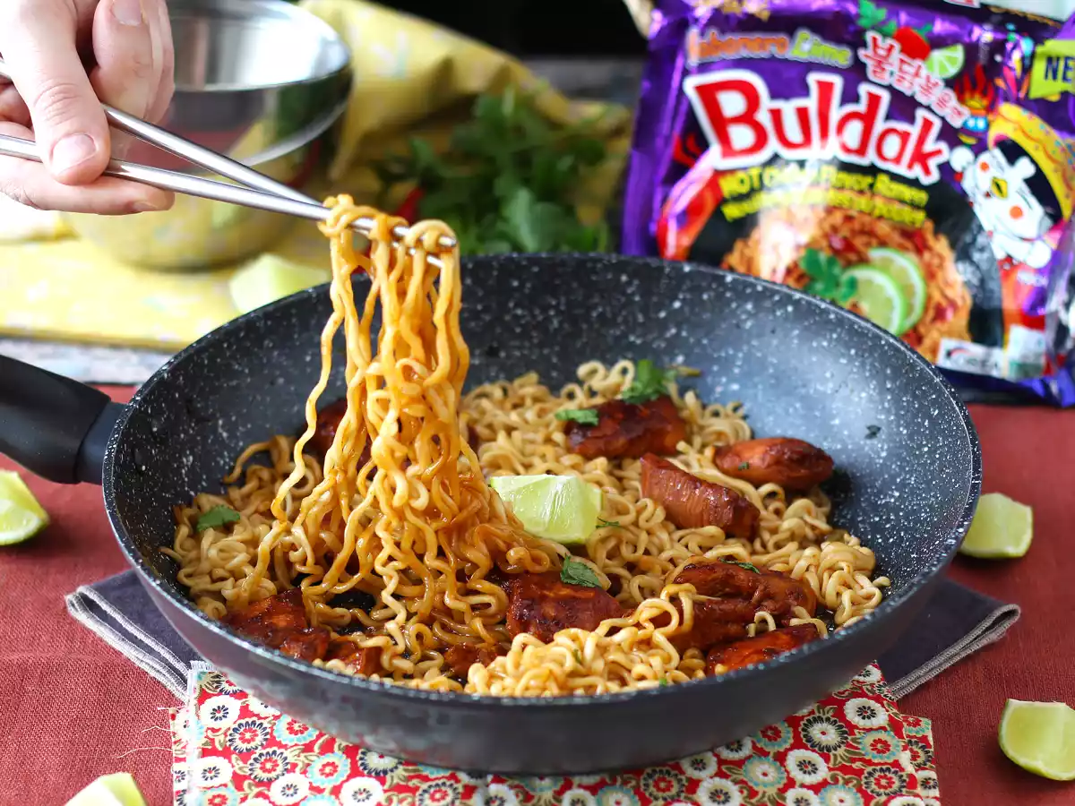 Cómo cocinar fideos buldak de lima y habanero, ¡receta con pollo marinado!