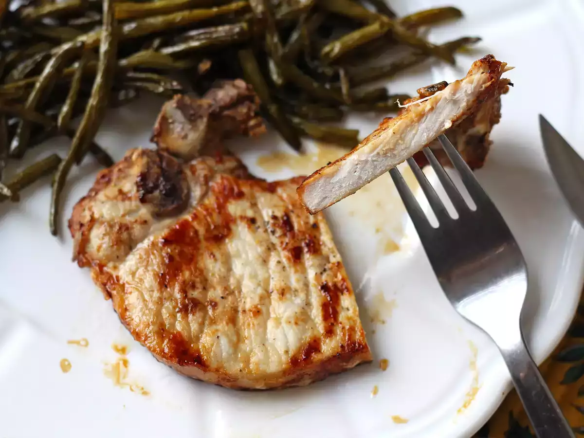 Cómo cocinar una chuleta de cerdo en la freidora de aire - foto 6
