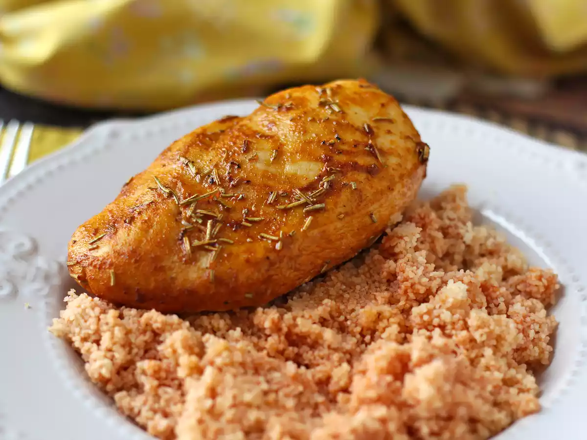 Cómo cocinar una pechuga de pollo en freidora de aire: dorada, jugosa y lista en minutos