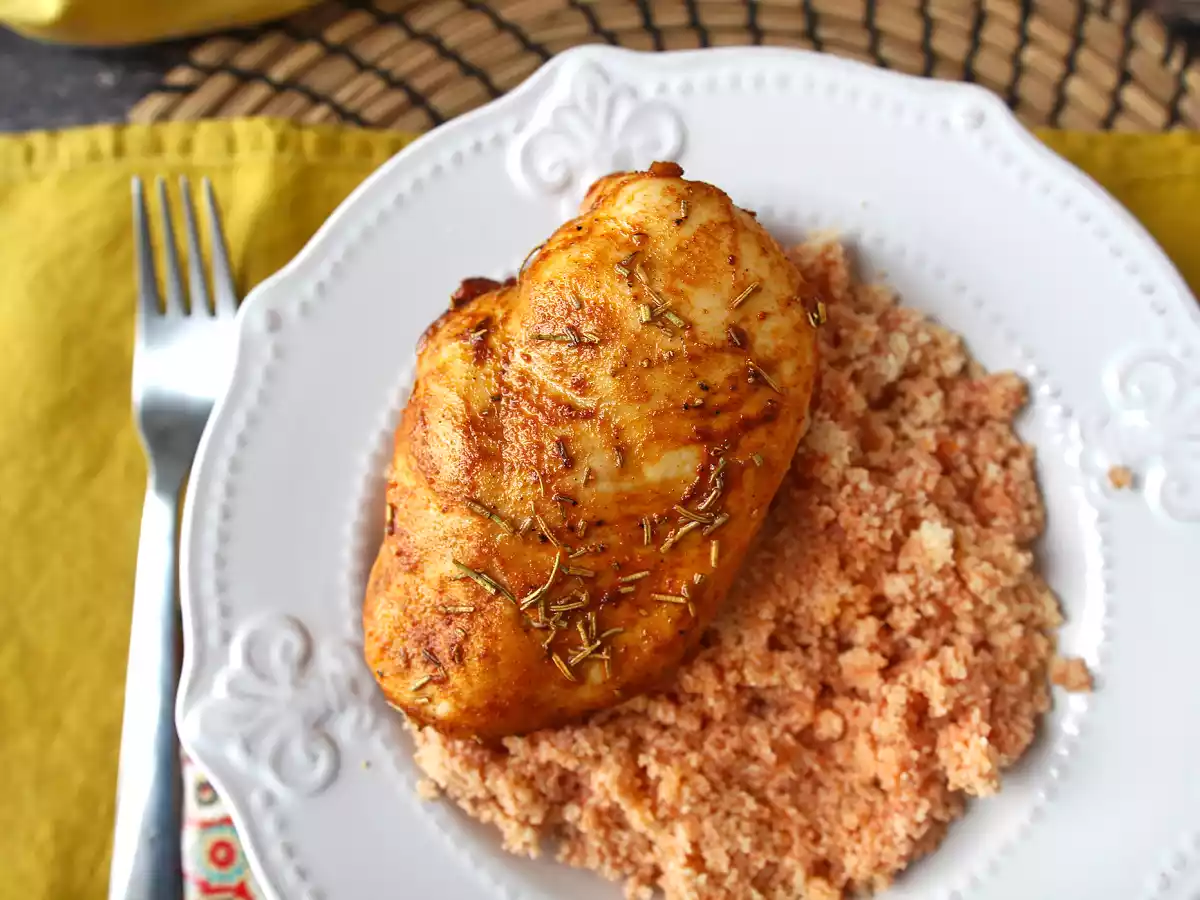 Cómo cocinar una pechuga de pollo en freidora de aire: dorada, jugosa y lista en minutos - foto 3