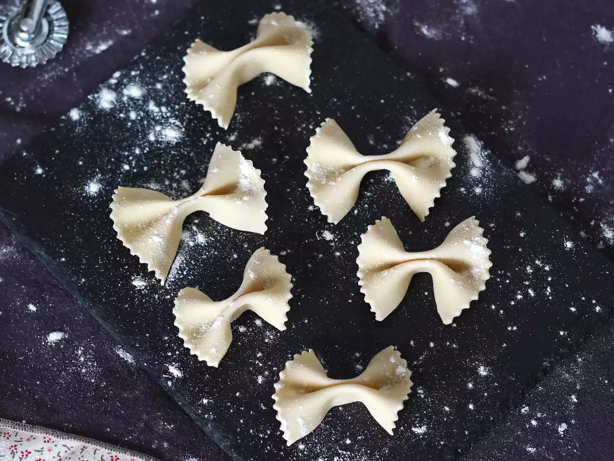 Cómo hacer pasta fresca al huevo: Farfalle, pajaritas, mariposas o lacitos - foto 3