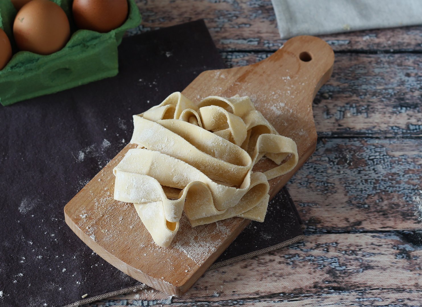 Cómo hacer pasta fresca al huevo pappardelle (tagliatelle largos