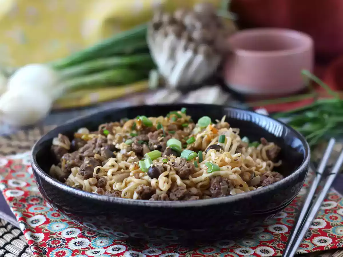 ¿Cómo preparar fideos instantáneos? Receta rápida con ternera y champiñones - foto 3