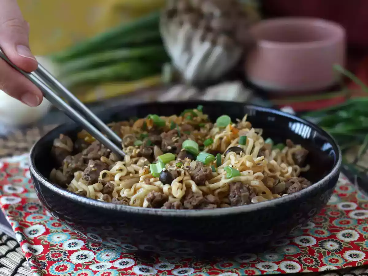 ¿Cómo preparar fideos instantáneos? Receta rápida con ternera y champiñones - foto 5