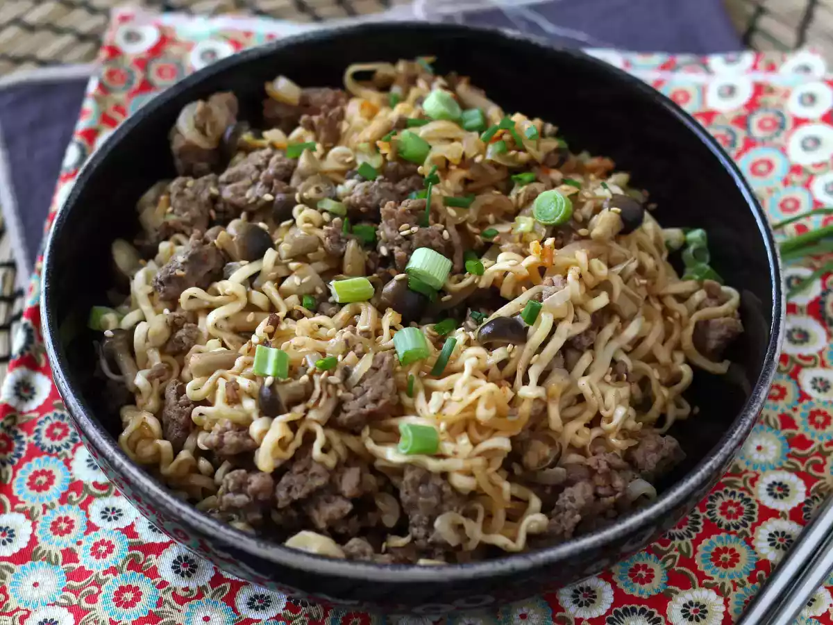 ¿Cómo preparar fideos instantáneos? Receta rápida con ternera y champiñones - foto 6