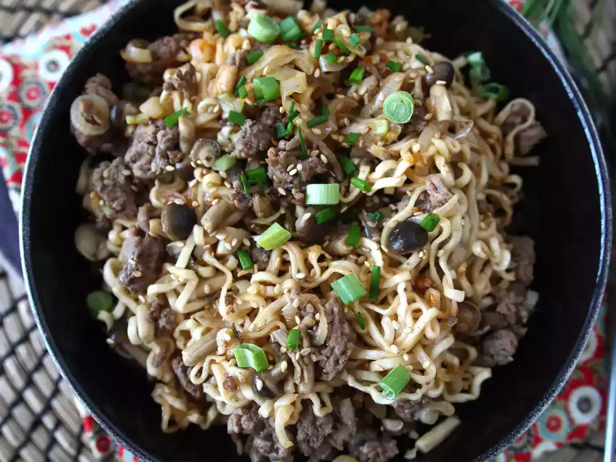 ¿Cómo preparar fideos instantáneos? Receta rápida con ternera y champiñones - foto 7