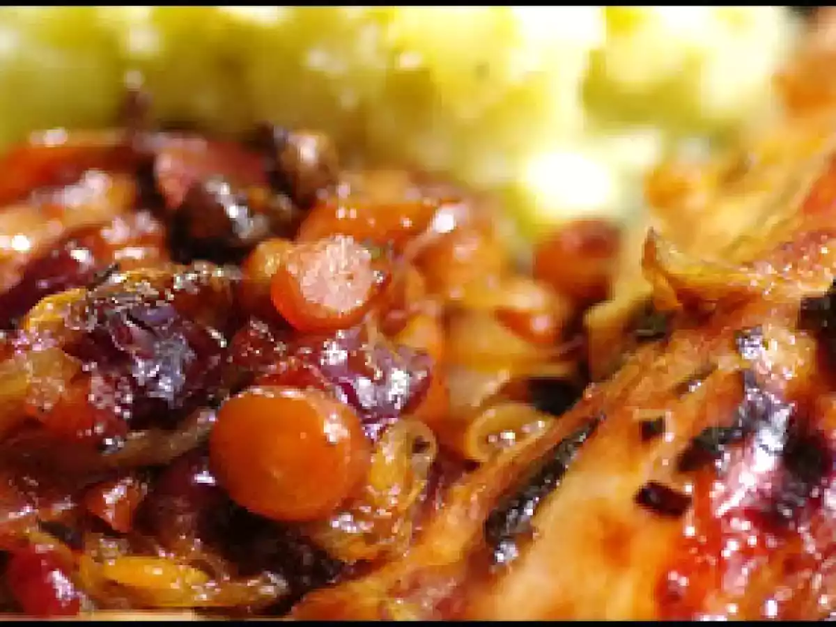 Conejo al horno con salsa de naranja, cerezas del jerte y zanahorias baby