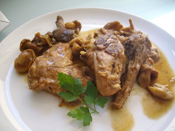 Conejo con Setas al vino blanco