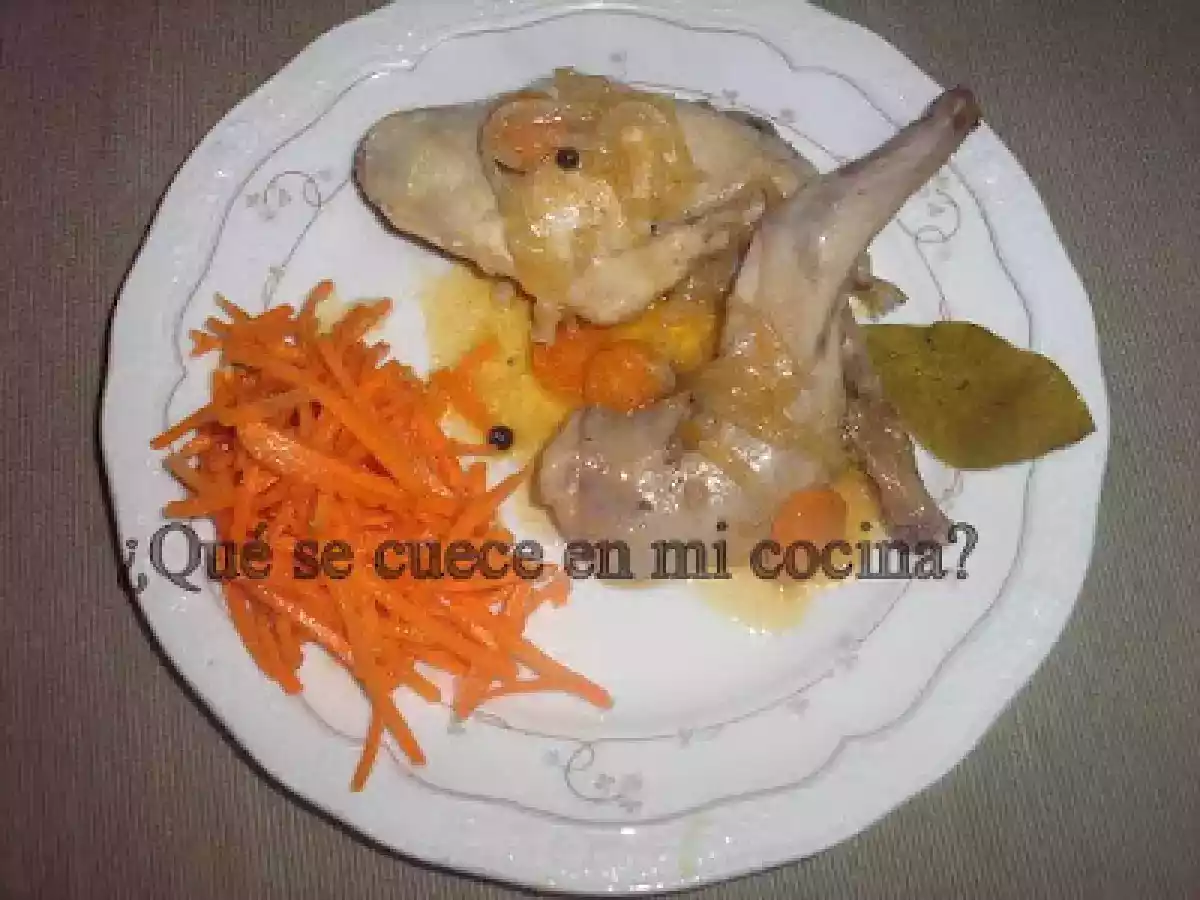 CONEJO EN ESCABECHE CON ENSALADA DE ZANAHORIA.
