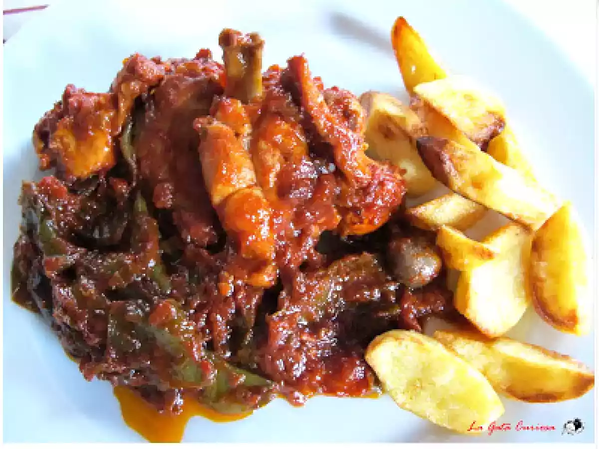 Conejo frito con tomate y pimientos