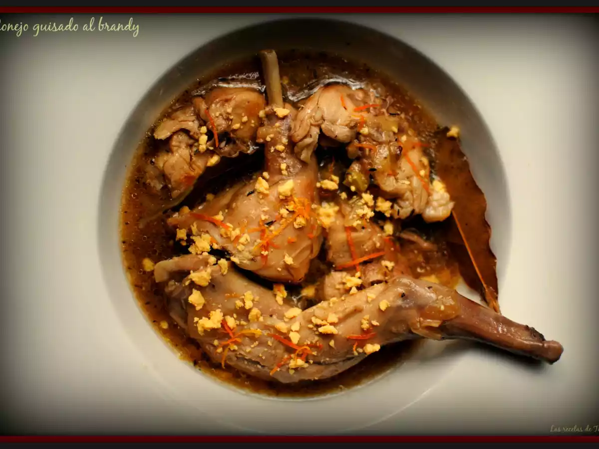 Conejo guisado al brandy