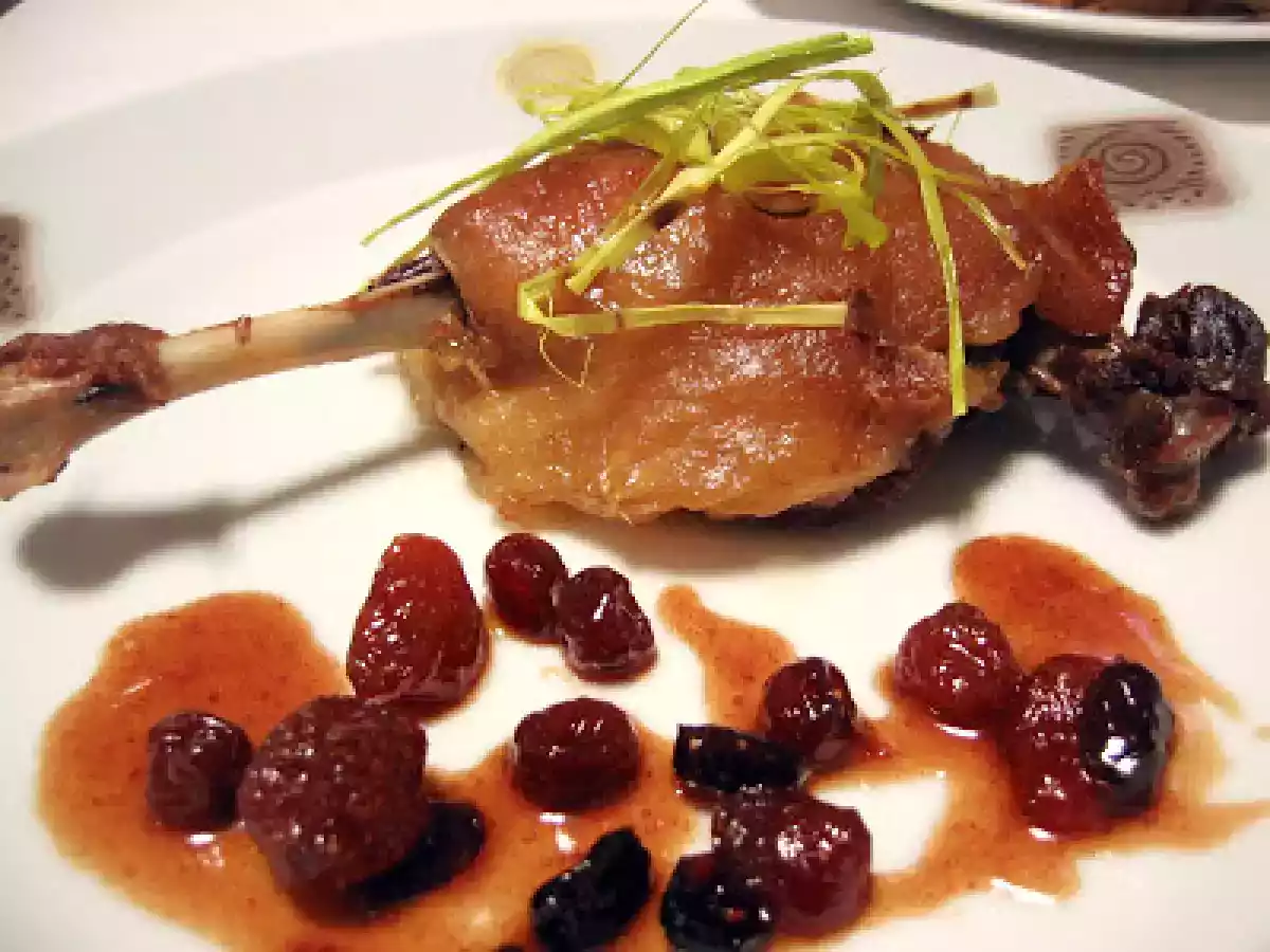 Confit de pato con coulis de frambuesa