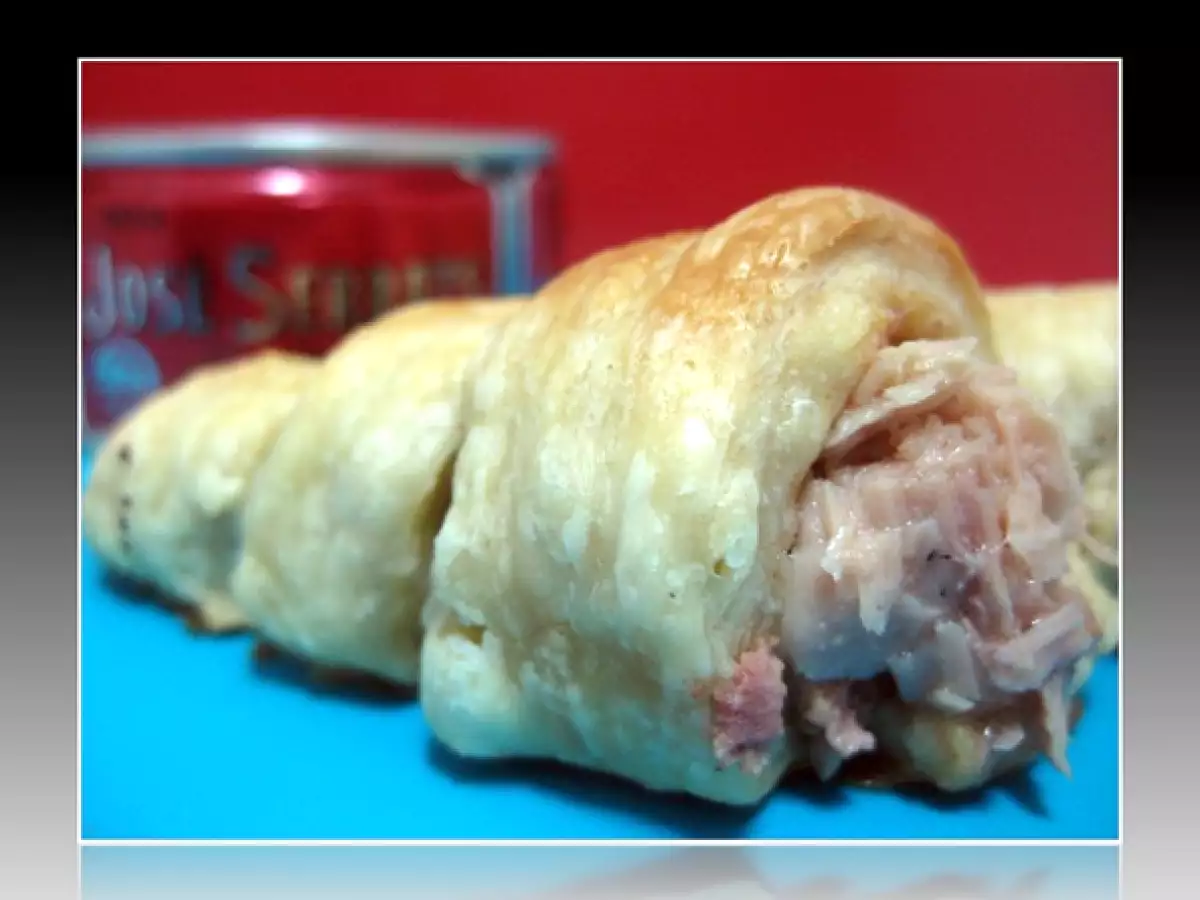 Conos de Hojaldre con Cebolla caramelizada, foie y Bonito del Norte