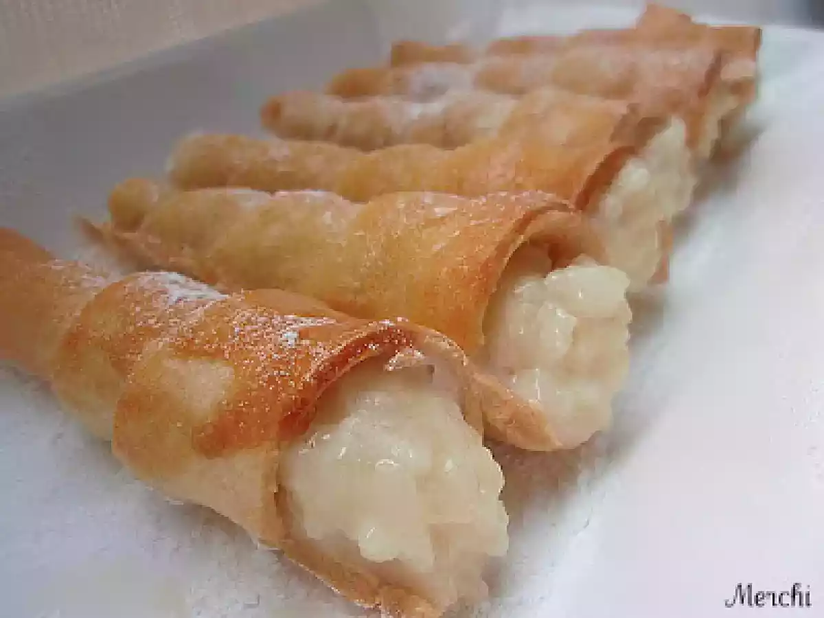 Conos de hojaldre rellenos de arroz con leche