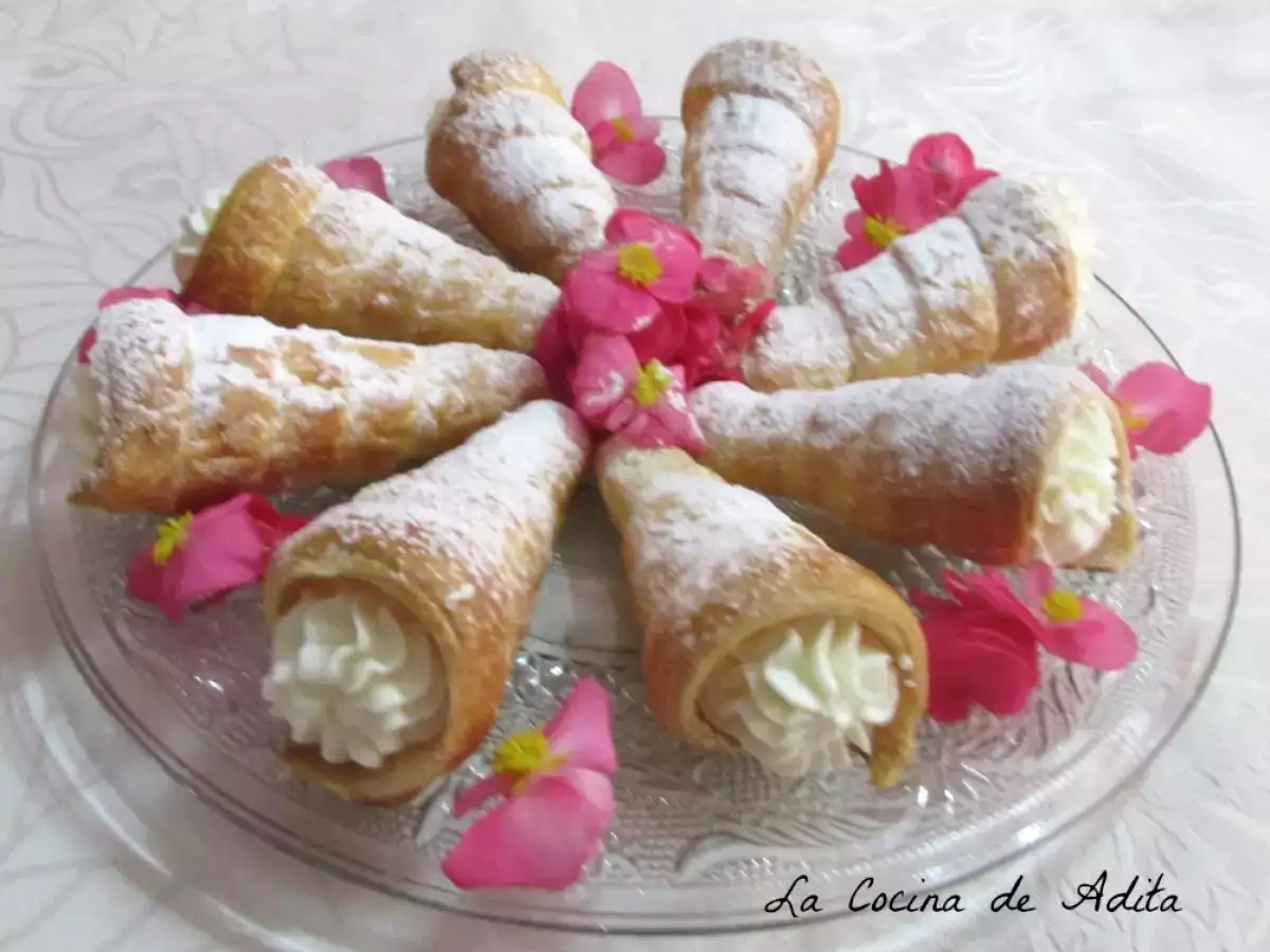Conos de hojaldre, rellenos de nata