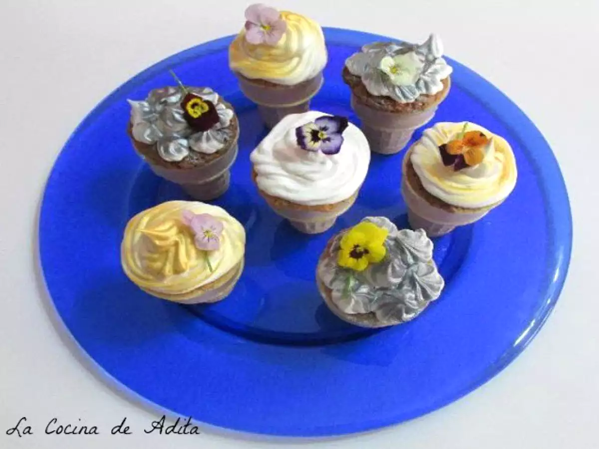 Conos rellenos de bizcochos, con frutas escarchadas, pasas, y glaseados