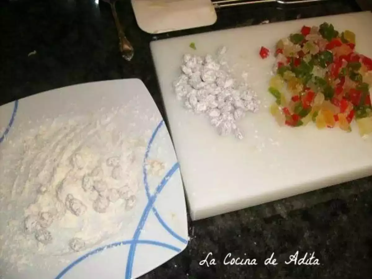 Conos rellenos de bizcochos, con frutas escarchadas, pasas, y glaseados - foto 5