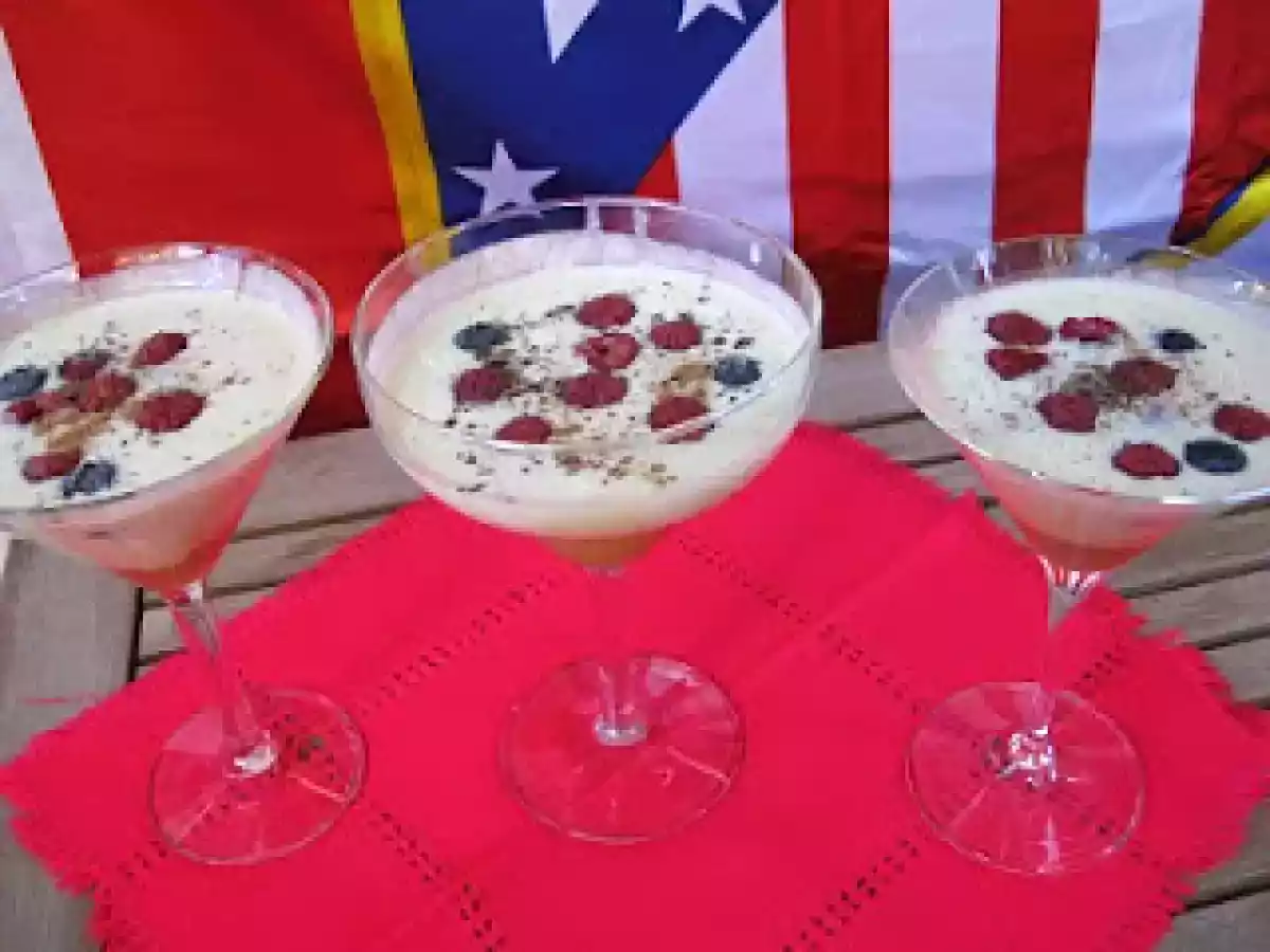 Copa de chocolate blanco y frutos rojos