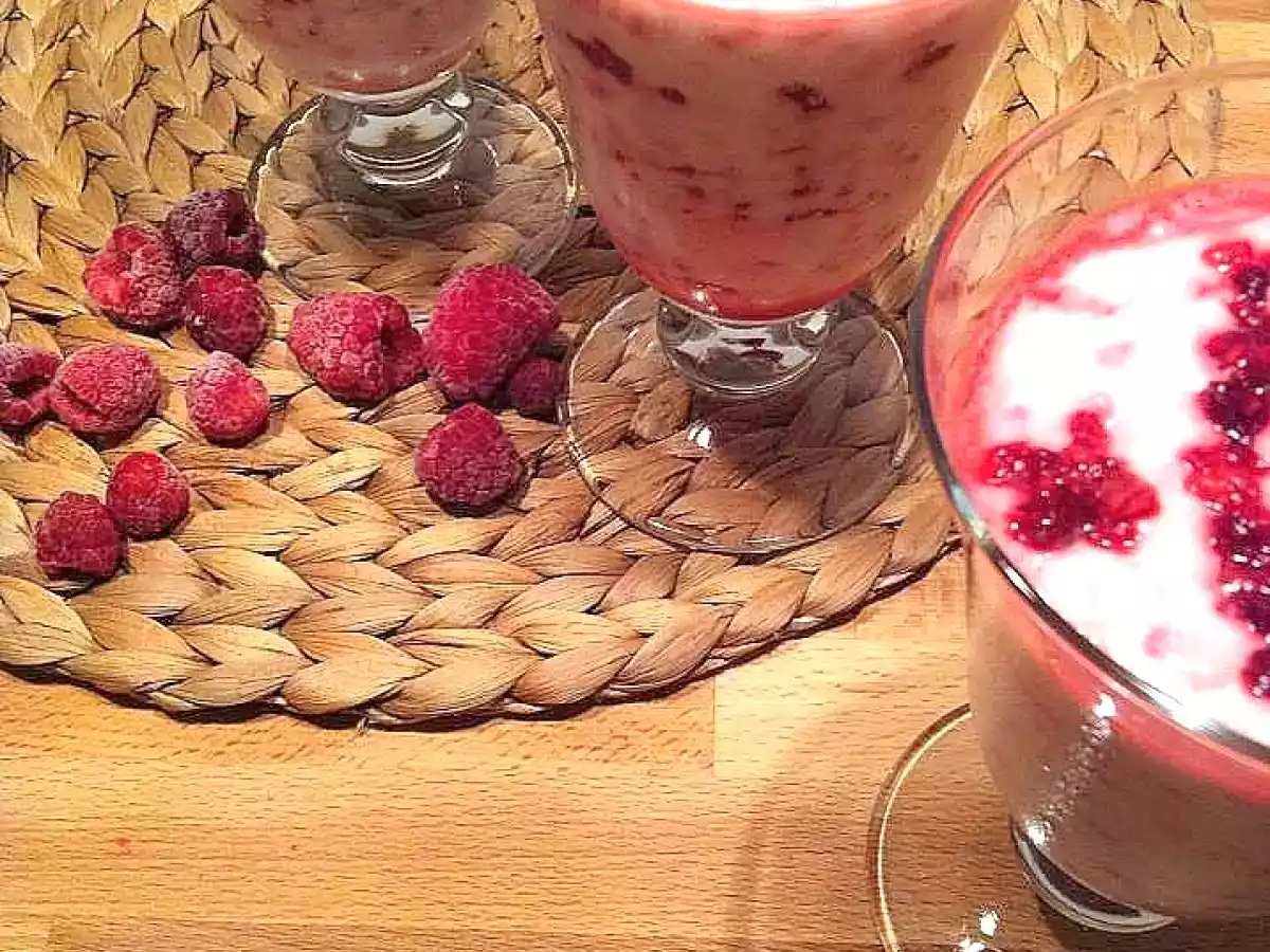 Copa de frambuesas y nata