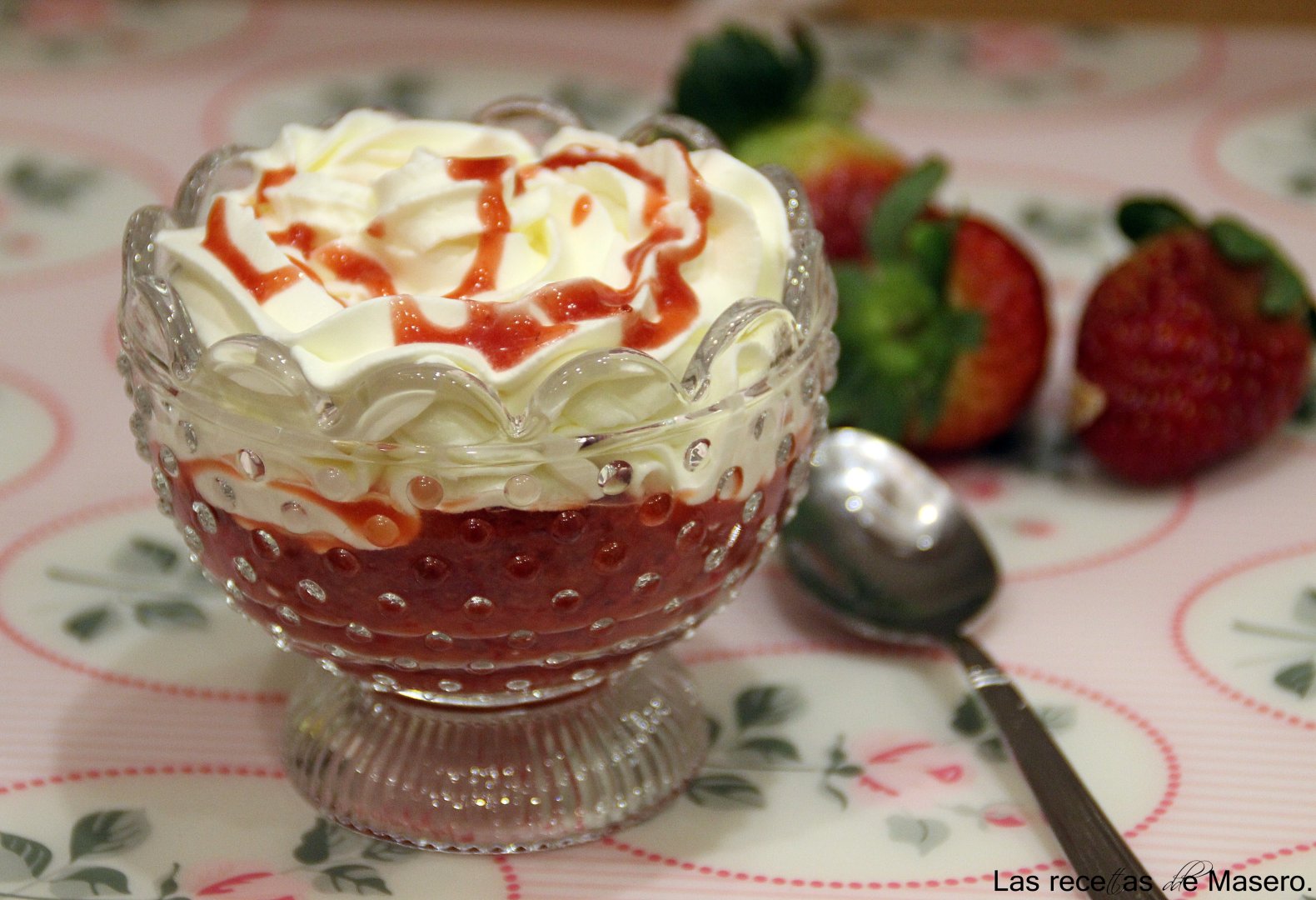 Copa de fresas con frosting de queso y coulis de fresa Receta Petitchef