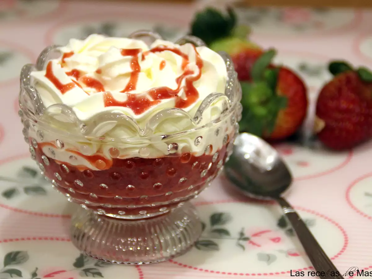 Copa de fresas con frosting de queso y coulis de fresa