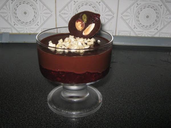 Copa de mermelada de frutos rojos con gelatina de chocolate