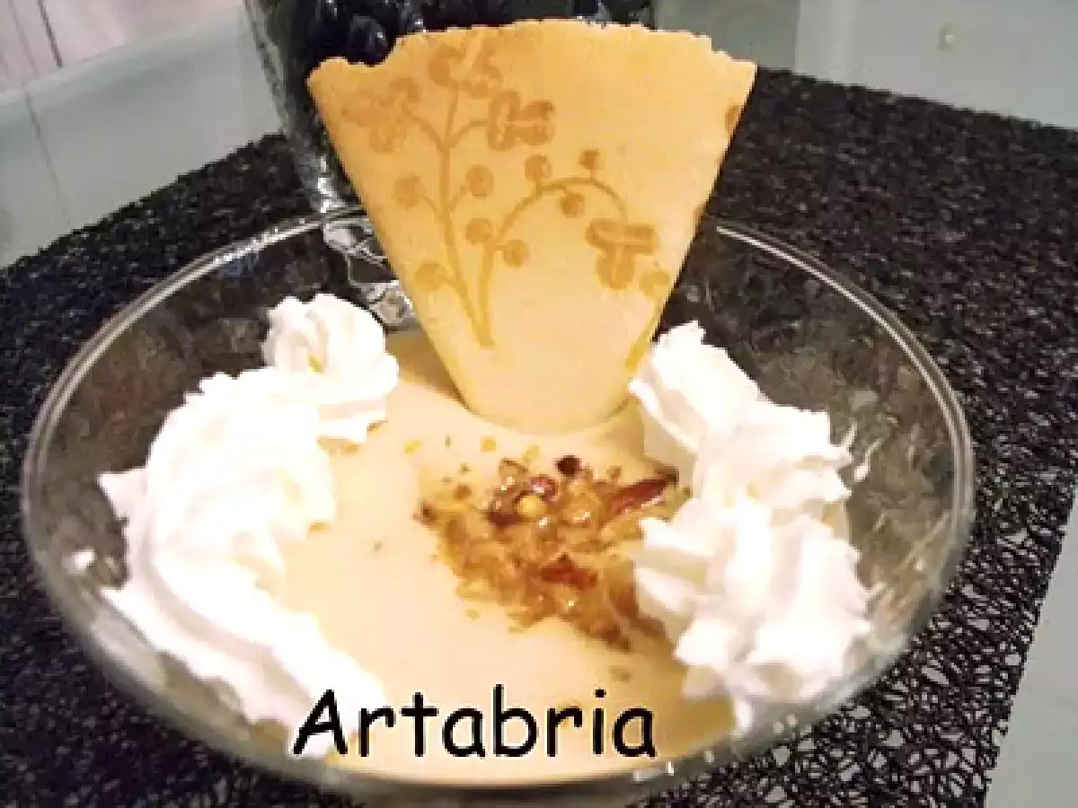 Copa de turrón blando y nata